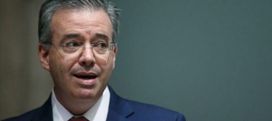 El gobernador del banco central de México, Alejandro Díaz de León Carrillo,...