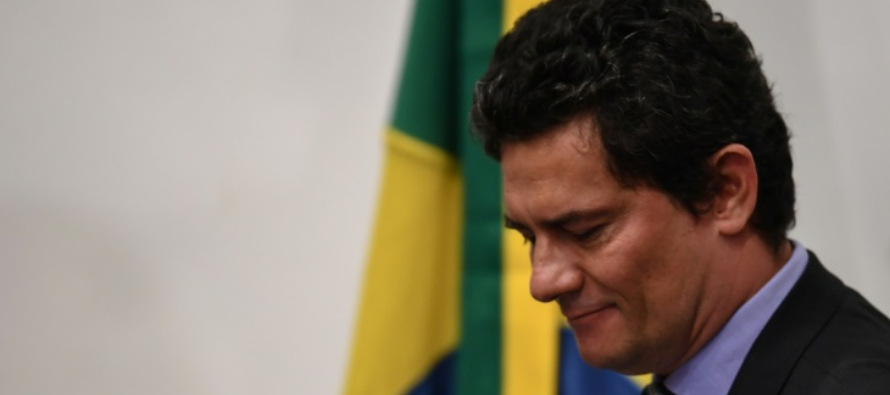 La causa de esta nueva convulsión política fue la decisión de Bolsonaro de...