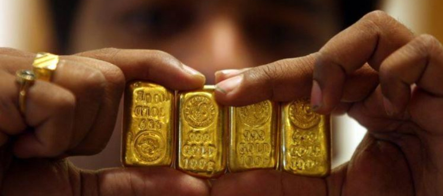 Foto de archivo de un vendedor exhibiendo barras de oro en la ciudad india de Hyderabad May 6,...