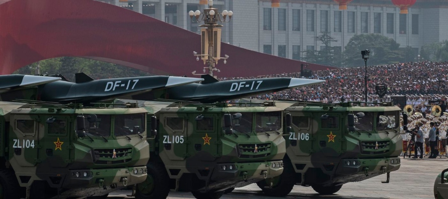 Lanzamisiles en el desfile por el 70º aniversario de la República Popular de China el...