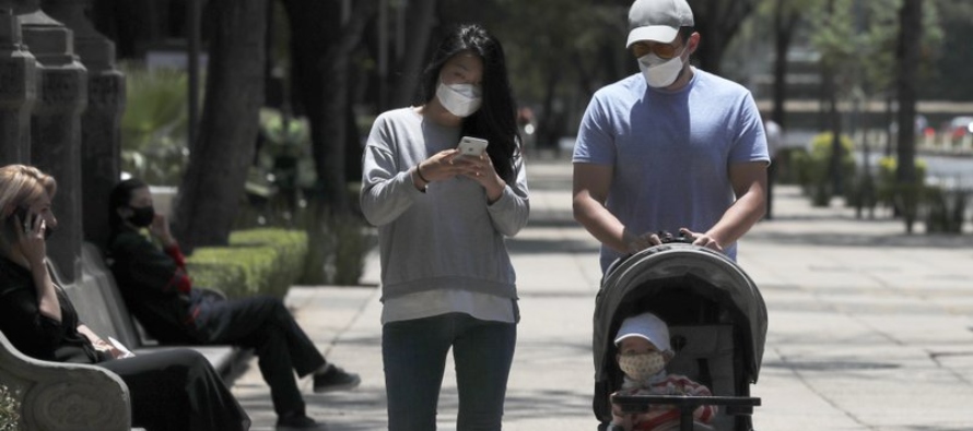 Una familia porta mascarillas para protegerse del coronavirus en la Ciudad de México, el...