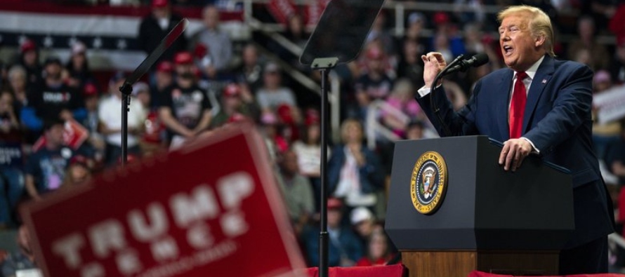 Donald Trump arengando a su base en un acto en Charlotte, Carolina del Norte, el 2 de marzo del...