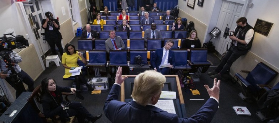 Foto tomada el 17 de abril del 2020 del presidente Donald Trump hablando con reporteros en la Casa...