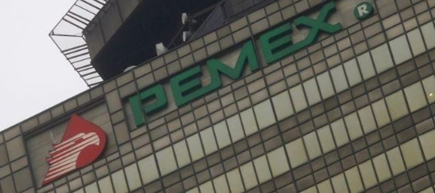 Imagen de archivo. El logo de la petrolera estatal mexicana Pemex es visto en sus oficinas de...