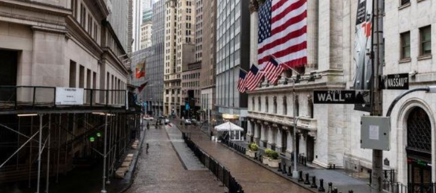 La Bolsa de Valores de Nueva York vista desde el distrito financiero de Manhattan duriante el brote...