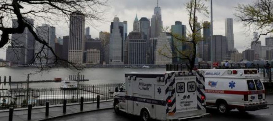 Foto de archivo: Ambulancias aparcadas en Manhattan durante el brote de coronavirus en Nueva York....