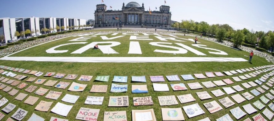 Activistas del movimiento Viernes para el Futuro colocan letreros de protesta contra el cambio...