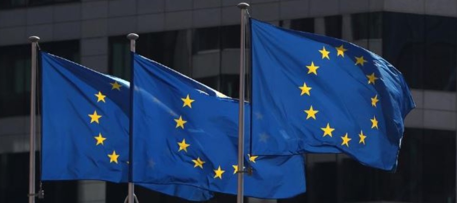 Las banderas de la Unión Europea ondean fuera de la sede de la Comisión Europea en...