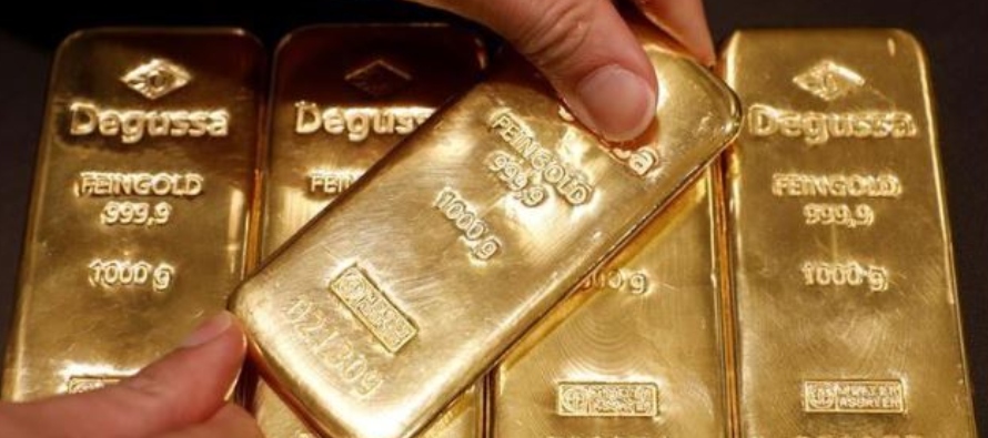 Imagen de archivo de un empleado mostrando lingotes de oro en la tienda Degussa en Singapur. 26 de...