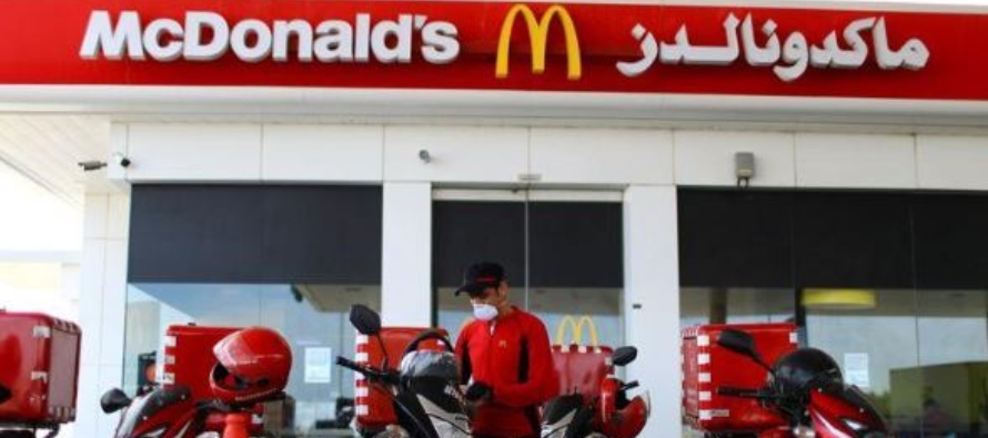 Local de comida rápida en Dubái, Emiratos Árabes Unidos, 16 abril 2020....