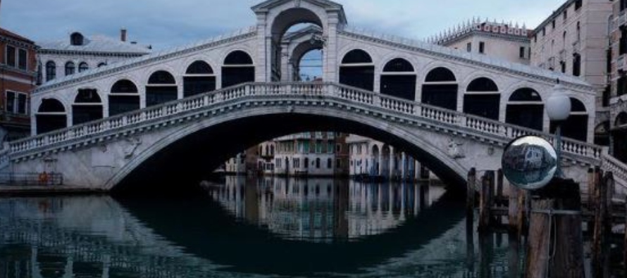 Foto del miércoles del Puente Rialto y un vacío Gran Canal en Venecia en medio de la...