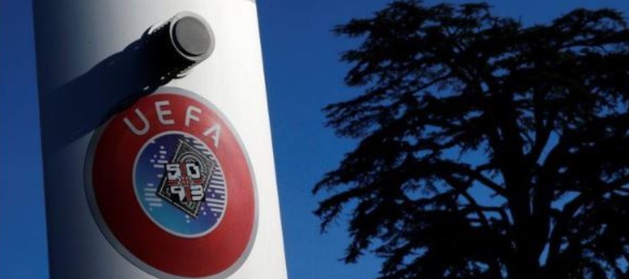 Imagen de archivo del logo de la UEFA afuera de la sede de la organización en Nyon, Suiza....