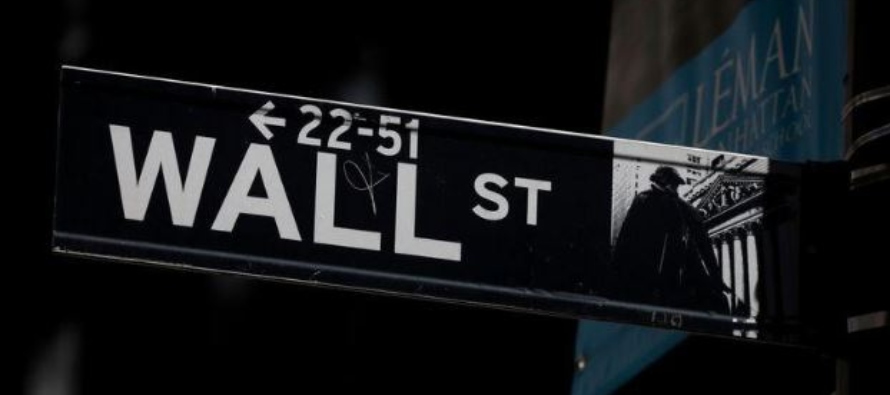 Imagen de archivo de una señal de Wall Street junto a la Bolsa de Nueva York, EU. 17...