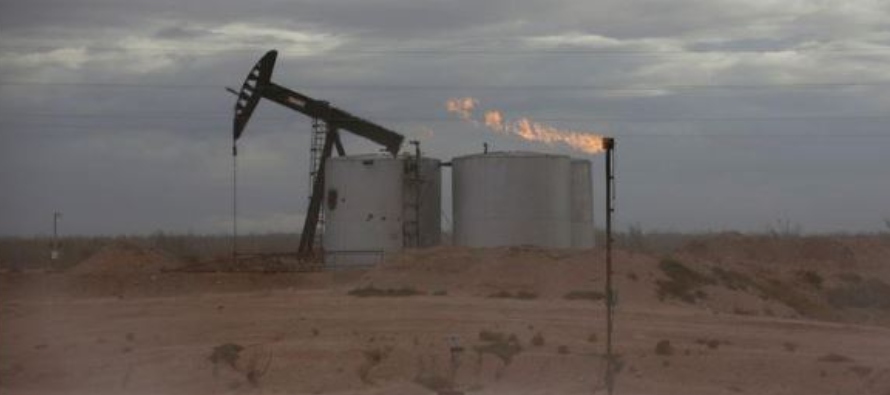 Foto de archivo de una instalación petrolera en la cuenca Pérmica, en Texas, EU. Nov...