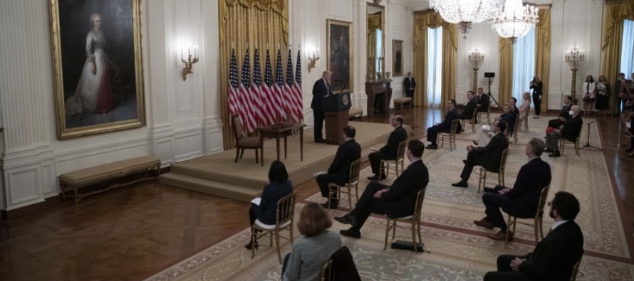 El presidente Donald Trump habla en la Sala Este de la Casa Blanca, el jueves 30 de abril de 2020,...