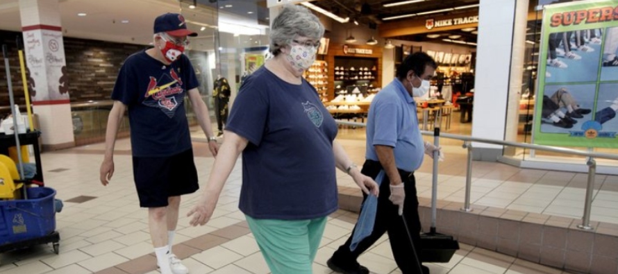 La reapertura de Texas comenzó con poca gente en los centros comerciales, mientras que los...