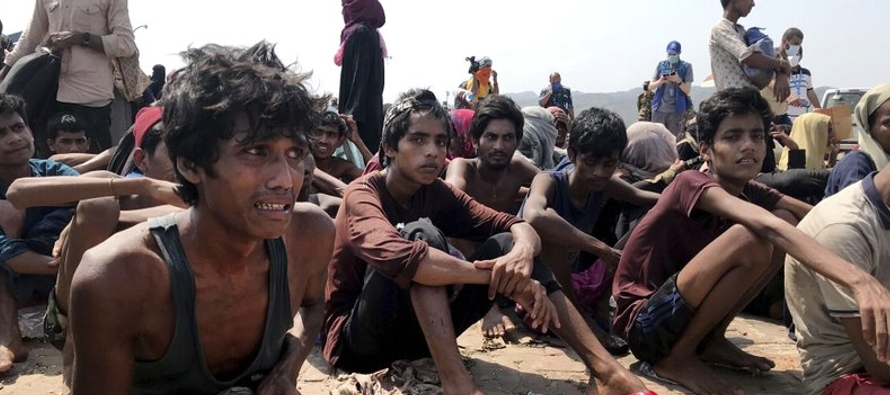 Los refugiados, entre ellos 15 mujeres y seis niños, llegaron a la isla de Bhasan Char el...