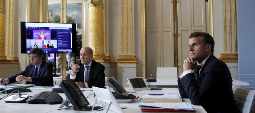 El presidente francés Emmanuel Macron (d) y el ministro de relaciones exteriores...