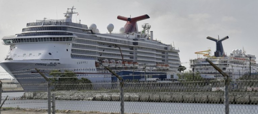 Fotografía de archivo del jueves 26 de marzo de 2020 de embarcaciones Carnival Cruise...