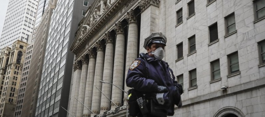 Un policía camina por Wall Street el viernes 1 de mayo de 2020, en Nueva York. (AP Foto/John...