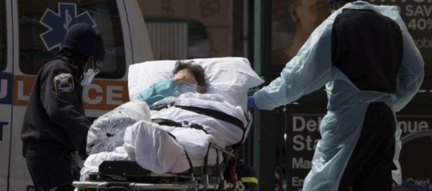 FOTO DE ARCHIVO: Un paciente es llevado del Centro Médico Wyckoff Heights a una ambulancia...