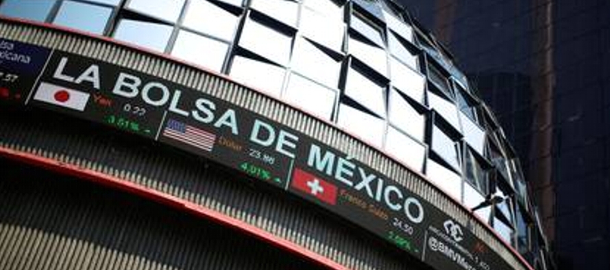 El peso mexicano se apreciaba por segunda sesión seguida un 0,95%, a 23,83 unidades por...