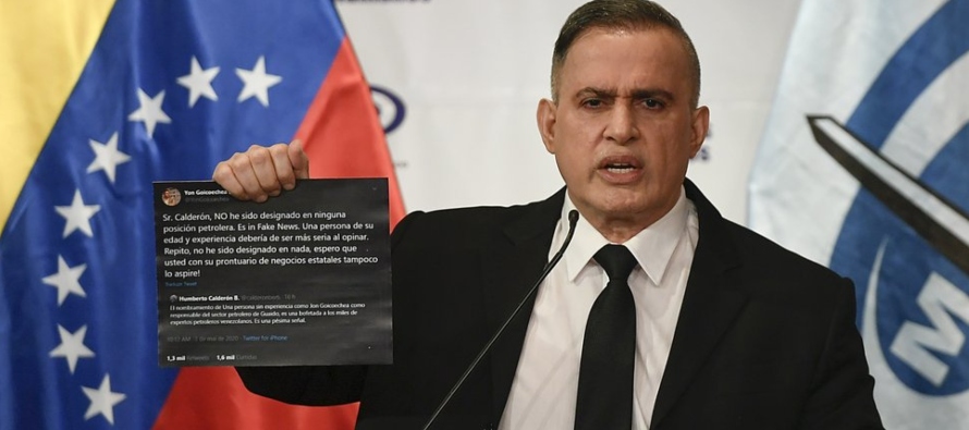El fiscal general de Venezuela, Tarek William Saab, sostiene una imagen de unos tuits durante una...