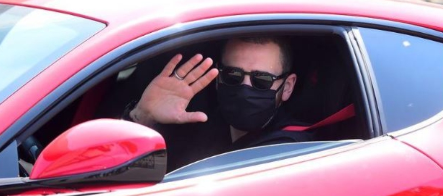El capitán Leonardo Bonucci fue fotografiado conduciendo un Ferrari rojo con una mascarilla...