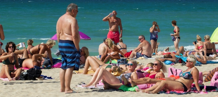 Sólo dos millones de turistas visitaron en ese mes España, donde el gobierno...