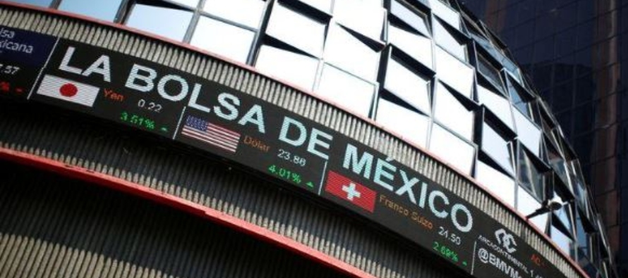El peso mexicano retrocedía un 1,6%, mientras que el índice referencial S&P/BMV...