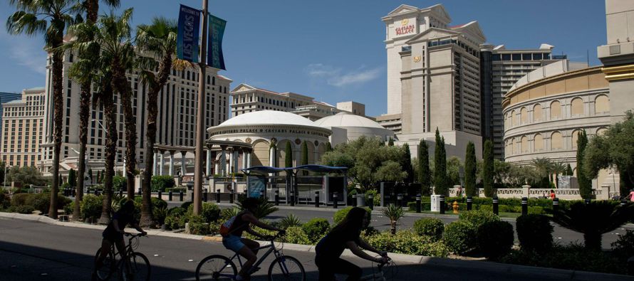 Las Vegas tiene 150,000 camas de hotel (más que Nueva York) con una media de...