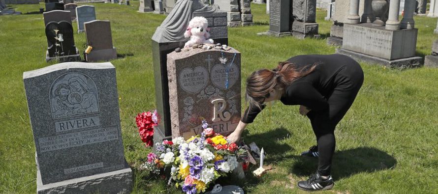 Muchas familias pasaron su primer Día de las Madres sin sus seres queridos que murieron en...