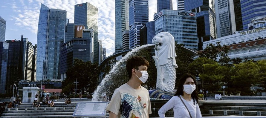 La segunda y enorme oleada de infecciones tomó a Singapur por sorpresa y dejó sobre...
