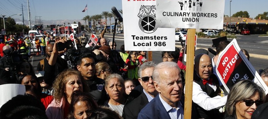 Biden genera cierto escepticismo entre los hispanos porque se lo asocia con la ola de deportaciones...
