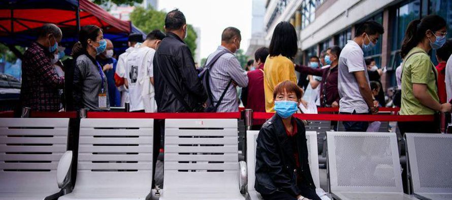 Las autoridades sanitarias de Wuhan volvieron a la acción después de confirmar el fin...