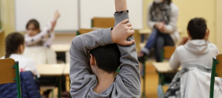 Francia reabrió cerca de 40,000 escuelas preescolares y primarias la semana pasada, con...