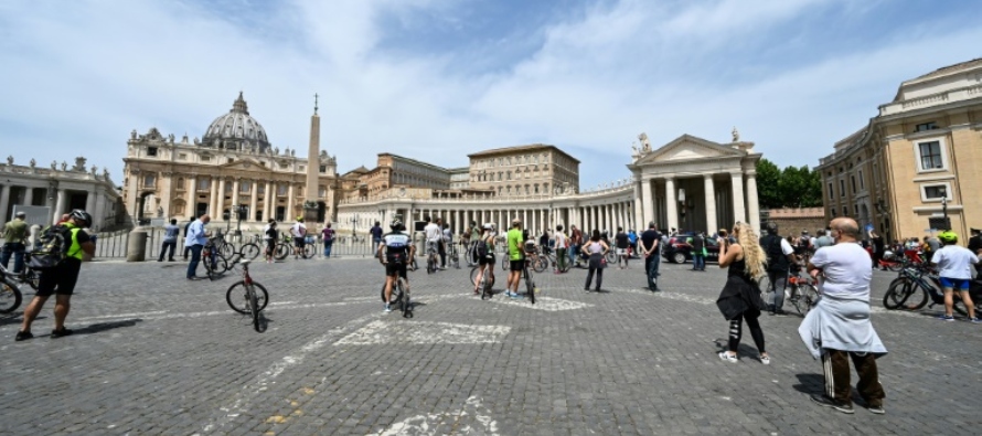 Pese al clima religioso, un miembro de la gendarmería del Vaticano pidió con firmeza...