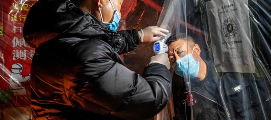 Cuando emergió el brote inicialmente en la ciudad en el centro de China, el sistema de salud...