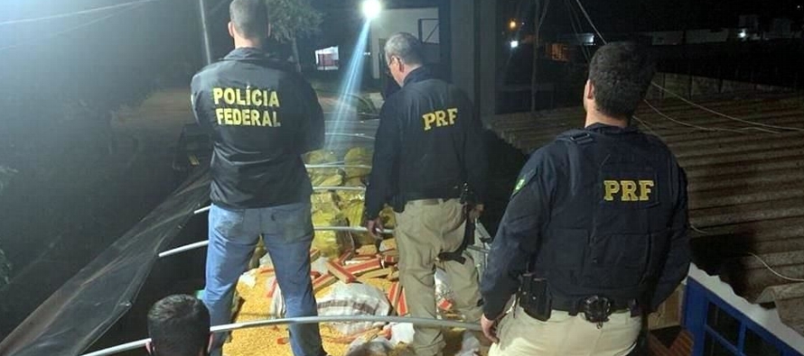 La policía federal dijo que halló varios paquetes de la droga en un camión que...