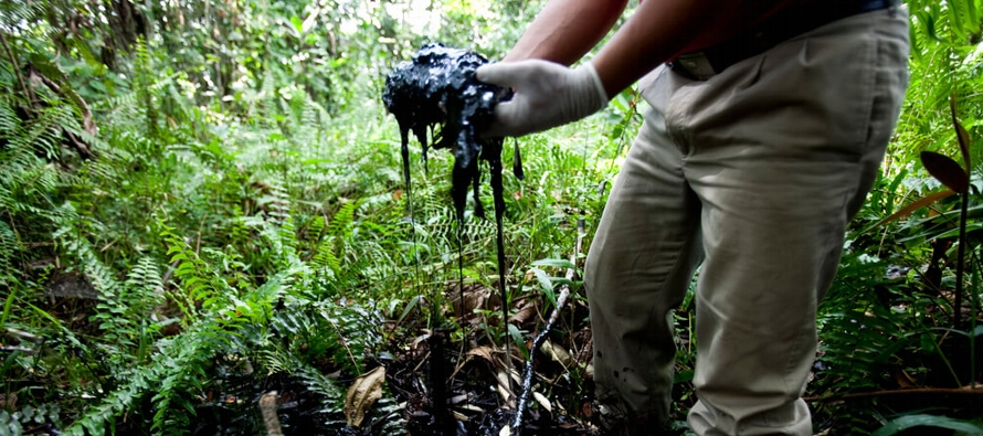  Las fugas de petróleo por las tuberías contaminan los ríos utilizados para el...