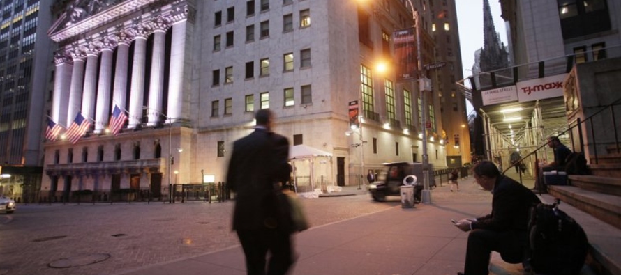 Las acciones de Wall Street cerraron mixtas el viernes tras sacudirse una caída al principio...