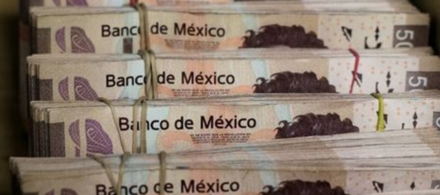 El peso mexicano cotizaba con alza de un 0,77%, al tiempo que el referencial índice...