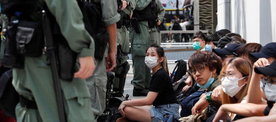Las protestas se reanudaron en las calles de Hong Kong después de que Pekín propuso...