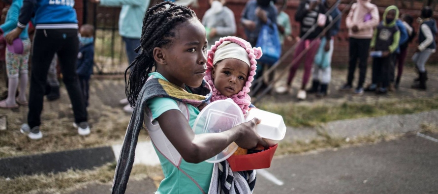 Casi dos tercios de estos niños en riesgo de pobreza viven en África subsahariana y...