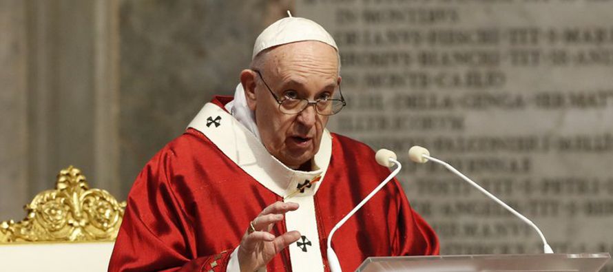 El papa Francisco advirtió el domingo contra el pesimismo, mientras mucha gente salía...