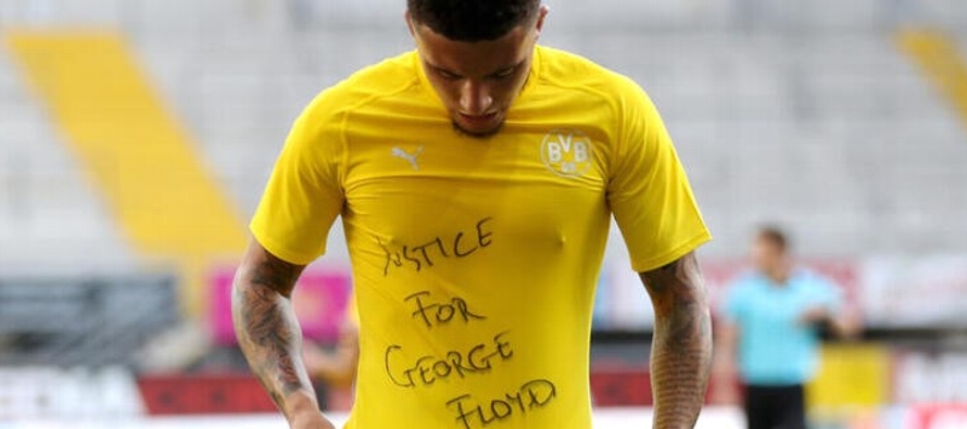 Varios jugadores protestaron durante los partidos de la Bundesliga del fin de semana. Jadon Sancho...