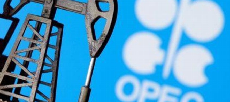 La OPEP+ acordó recortar la producción en un récord de 9,7 millones de...