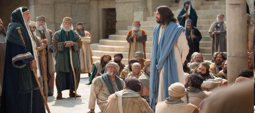 Y Jesús, viendo que le había contestado con sensatez, le dijo: «No estás...