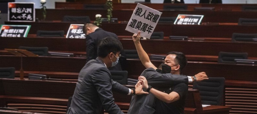 Los parlamentarios mayoritarios proBeijing afirman que la ley es necesaria para que los ciudadanos...
