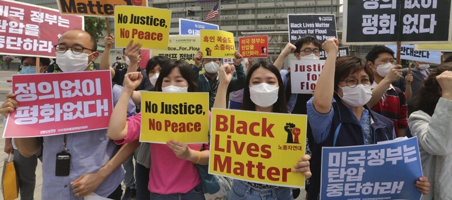 En Corea del Sur, docenas de personas se congregaron ante la embajada de Estados Unidos para...